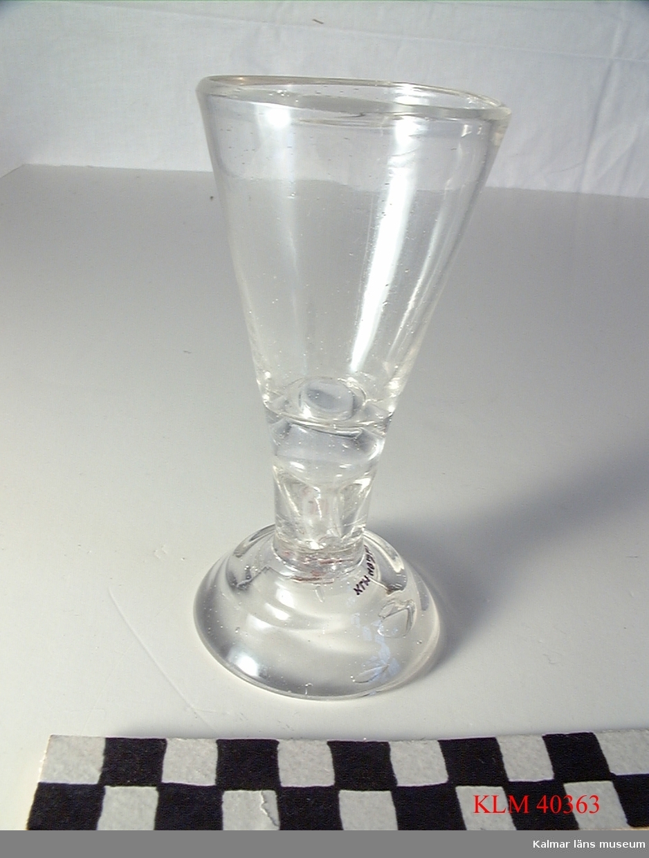KLM 40363 Brännvinsglas, glas. Spetsglas med blåsa i foten.