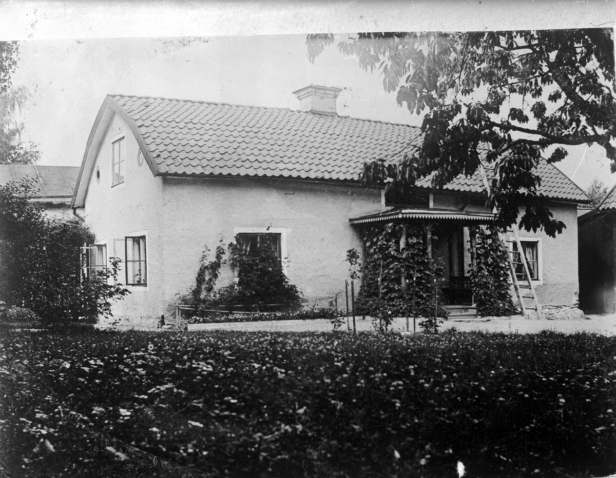 Gamla Klockargården vid Stora Kyrkogatan.

Fotograf: Ellert Johan Viktor Sörman.

Fotokopia finns.