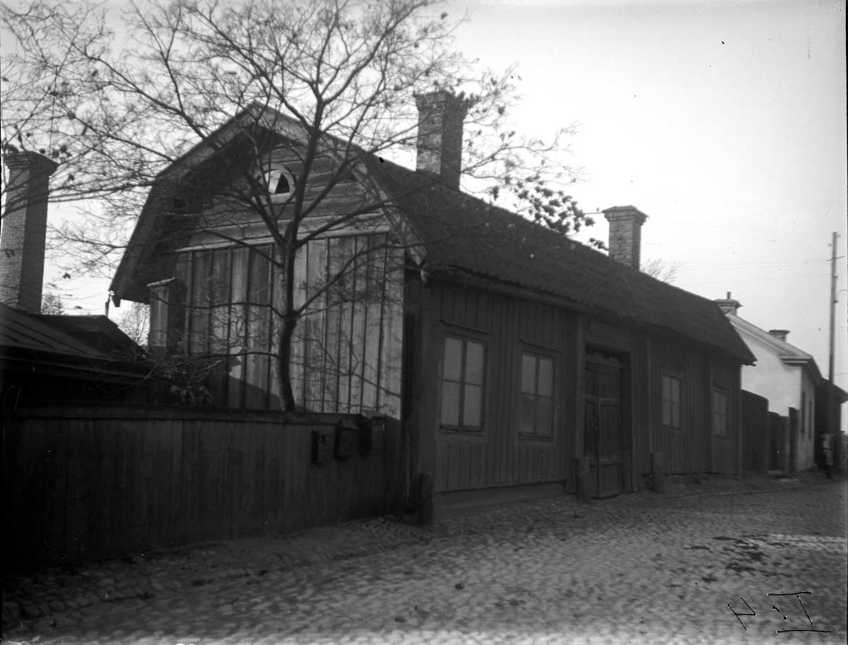 Skeppare Barkströms, Höns-Lasse", gård på Östra Långgatan 1933. Fotograf: E. Sörman Fotokopia finns.