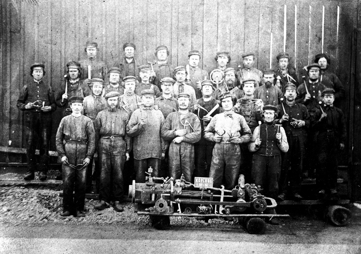 Arbetare vid KMV, verkstadspersonal Fotograf: E Sörman (repr efter foto från 1860-tal) Fotokopia finns.