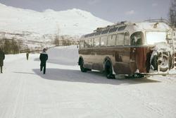 Buss fra TIRB på vintervei. Marinegast til venstre.