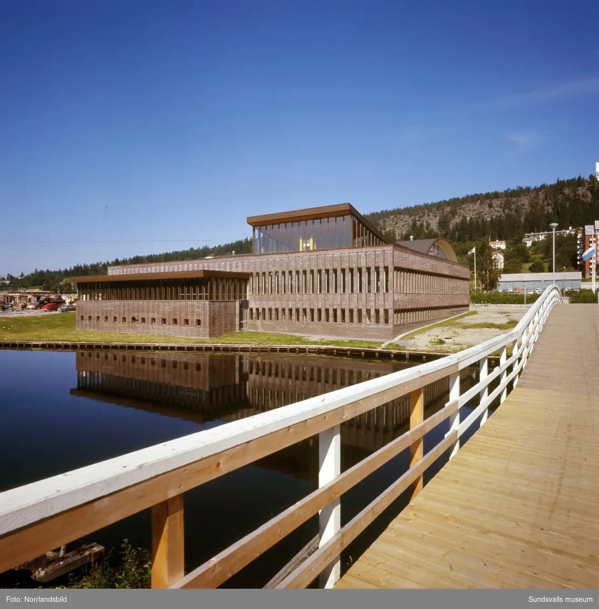 Exteriörbild av Sporthallsbadet tagen från bron över Selångersån.