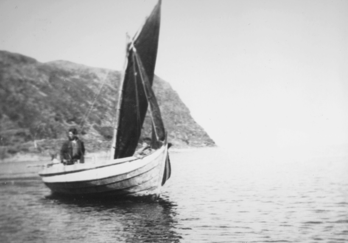 Bildet er tatt før krigen i Torskefjord, antagelig i begynnelsen av 1930. Personer på båten er Godthardt Hansen og Henning Andersen.