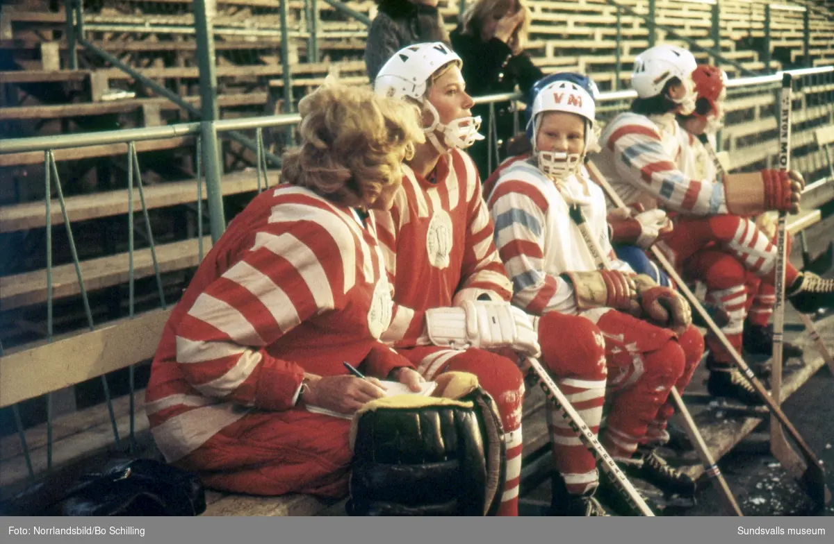 Damhockey i Timrå 1970. Bilder till ett reportage i tidningen Året Runt.