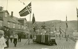 Postkort. Kongebesøk i Honningsvåg. Dampskipskaia med flaggs