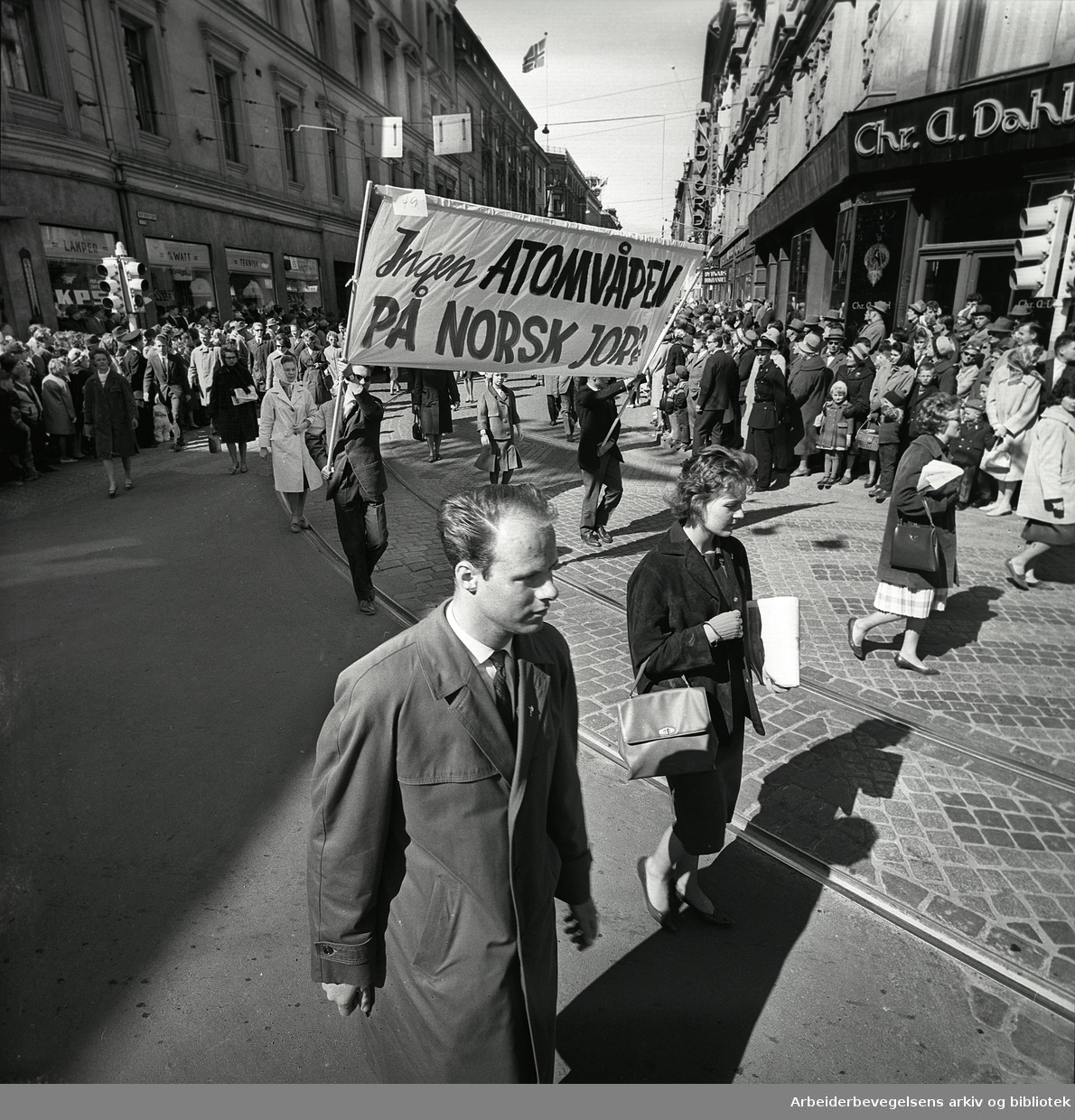 1. mai 1962 i Oslo.Demonstrasjonstoget i Karl Johans gate.Parole: Ingen atomvåpen på norsk jord.