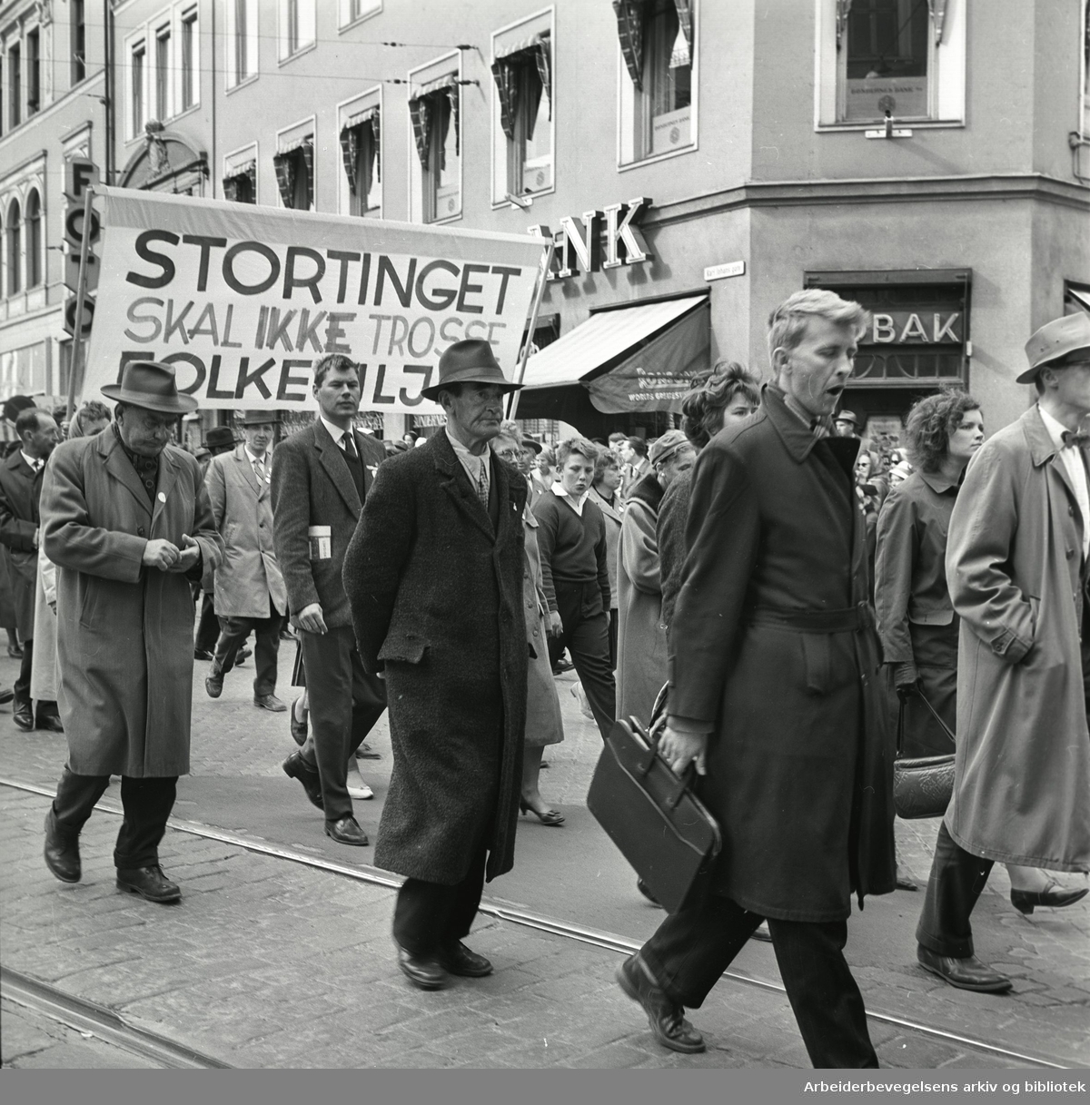 1. mai 1962 i Oslo.Demonstrasjonstog arrangert av "Faglig aksjon mot Fellesmarkedet" med støtte fra Sosialistisk Folkeparti (SF) og Norges kommunistiske parti (NKP)..Parole: Stortinget skal ikke trosse folkeviljen.