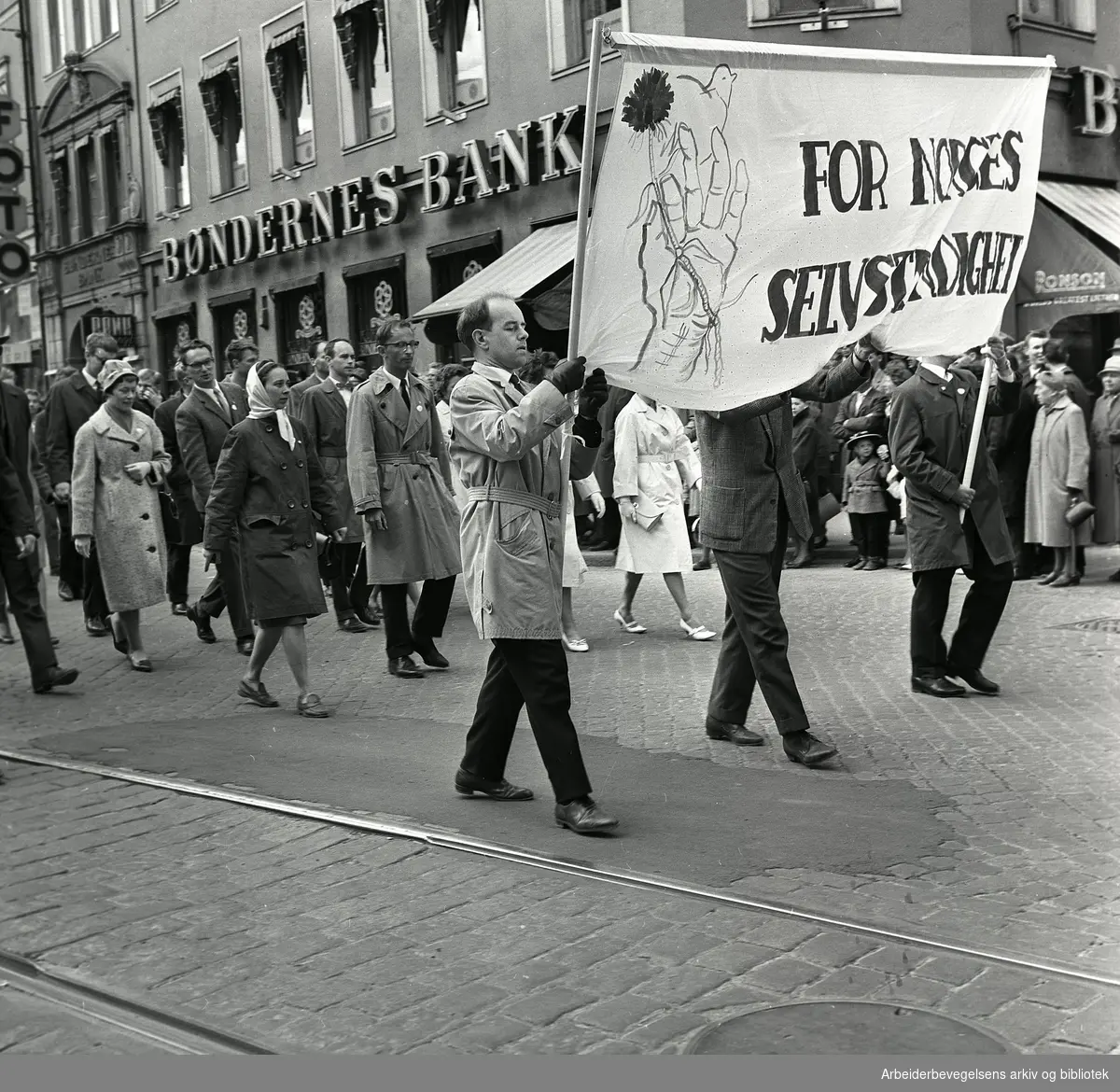 1. mai 1962 i Oslo.Demonstrasjonstog arrangert av "Faglig aksjon mot Fellesmarkedet" med støtte fra Sosialistisk Folkeparti (SF) og Norges kommunistiske parti (NKP)..Parole: For Norges selvstendighet