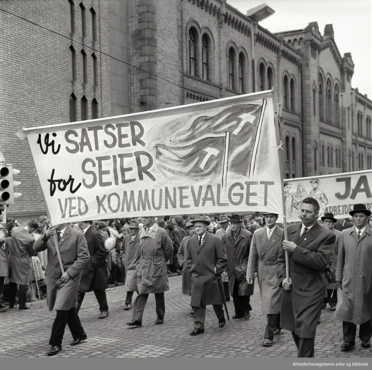 1. mai 1963 i Oslo.Demonstrasjonstoget i Karl Johans gate..Parole: Vi satser for seier ved kommunevalget