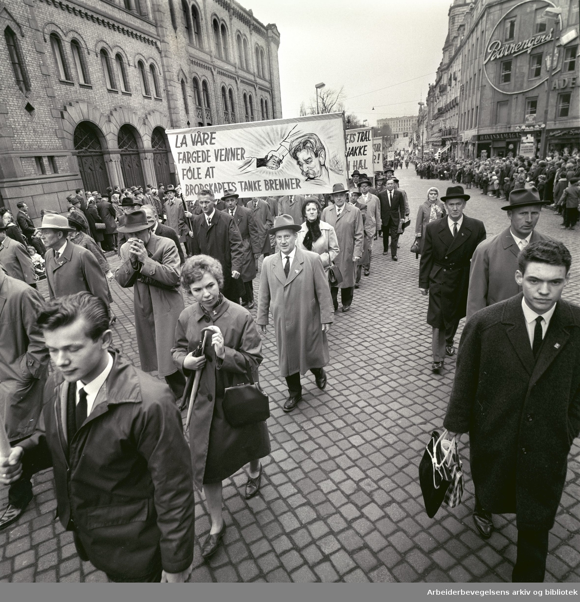 1. mai 1963 i Oslo.Demonstrasjonstoget i Karl Johans gate..Parole: La våre fargede venner føle at brorskapets tanke gjelder