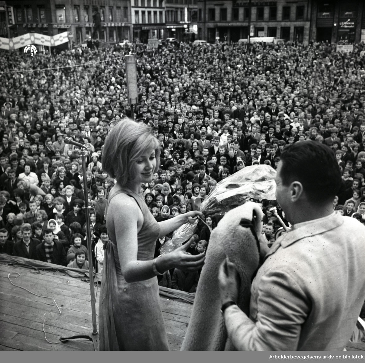 1. mai 1963, Gitte Hænning underholder på folkefesten på Youngstorget.