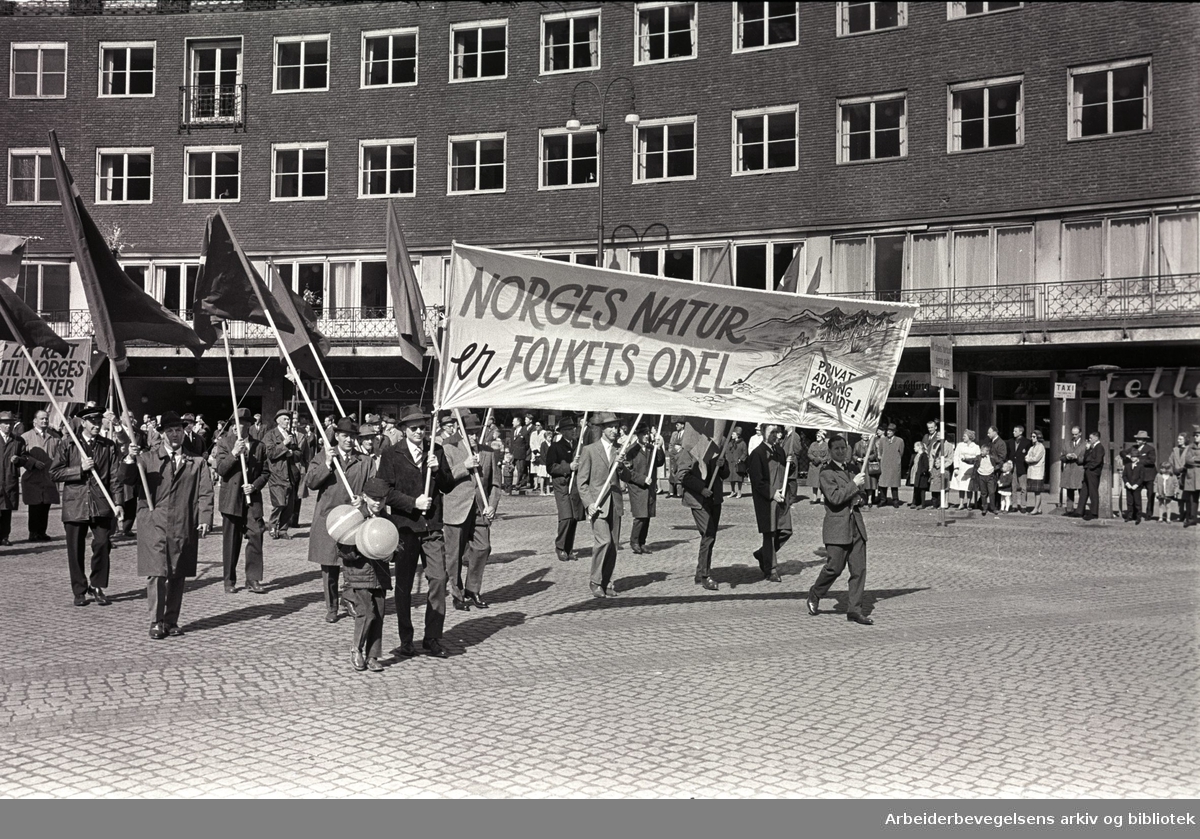 1. mai 1964 i Oslo.Demonstrasjonstoget ved Rådhusplassen.Parole: Norges natur er folkets odel