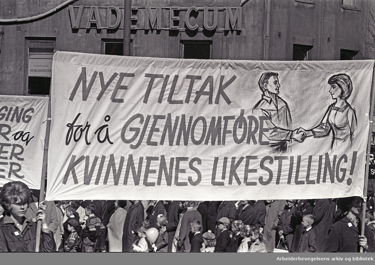 1. mai 1965 i Oslo.Demonstrasjonstoget i Karl Johans gate.Parole: Nye tiltak for å gjennomføre kvinnenes likestilling!.