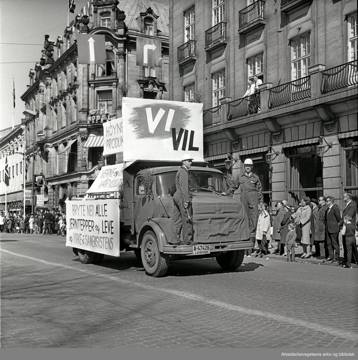 1. mai 1965 i Oslo.Demonstrasjonstog arrangert av SF .Sosialistisk Folkeparti.Parole: Bryte ned alle jerntepper og leve og virke i sameksistens.