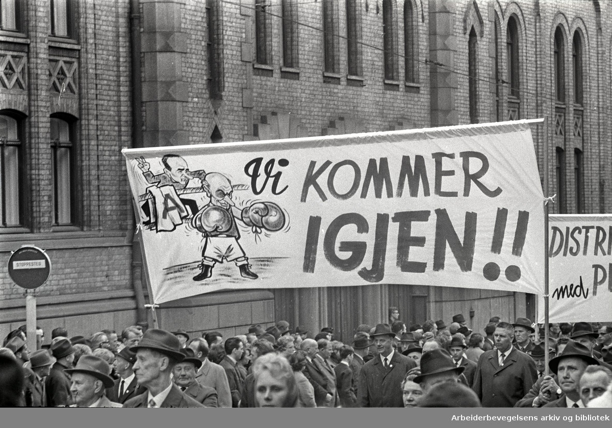 1. mai 1966 i Oslo.Demonstrasjonstoget i Karl Johans gate.Parole: Vi kommer igjen!!