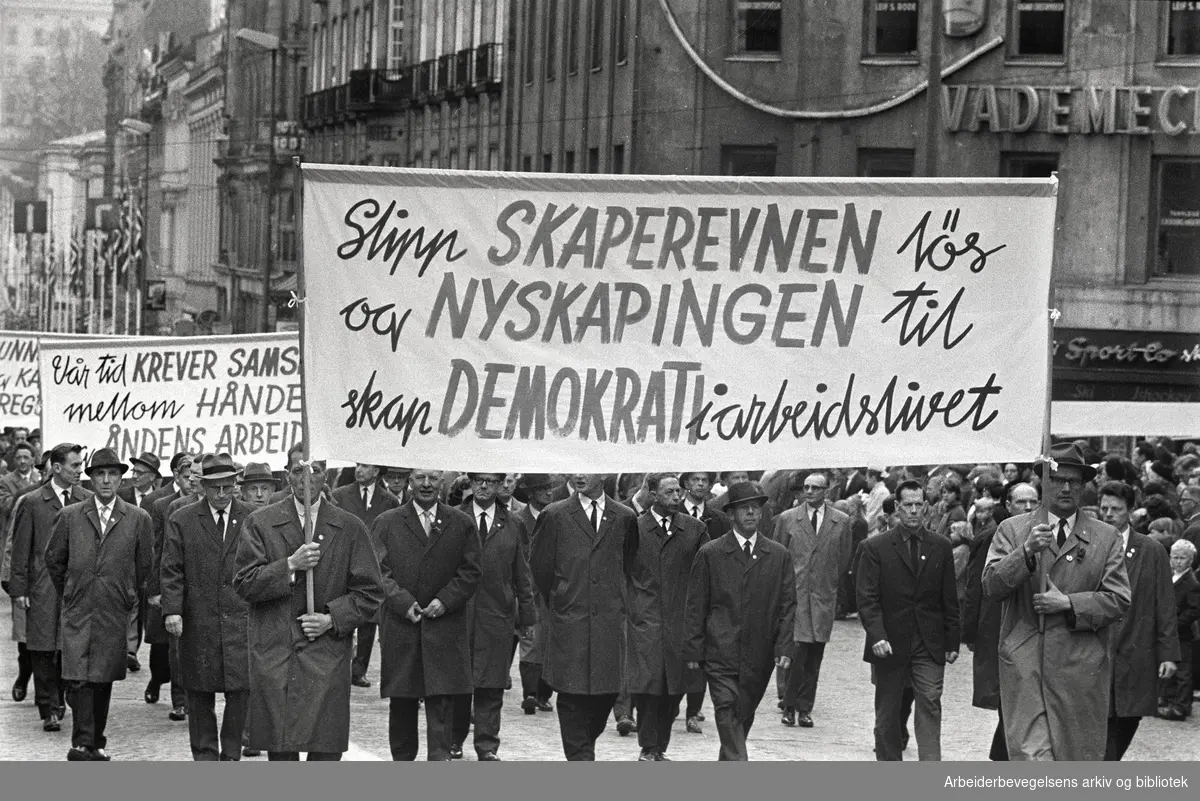 1. mai 1966 i Oslo.Demonstrasjonstoget i Karl Johans gate.Parole: Slipp skaperevnen løs og nyskapningen til.Skap demokrati i arbeidslivet
