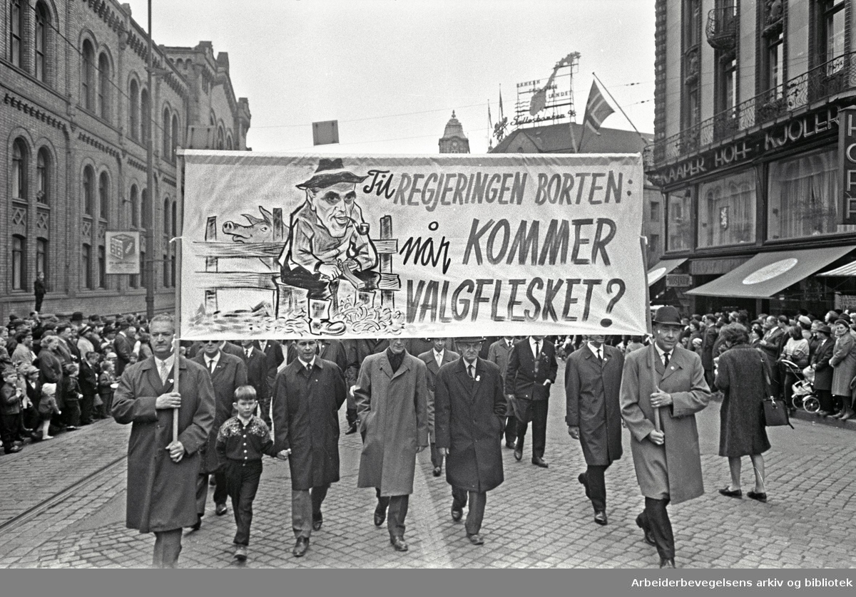 1. mai 1966 i Oslo.Demonstrasjonstoget i Karl Johansgate.Parole: Til regjeringen Borten:.Når kommer valgflesket?.Karikatur av statsminister Per Borten.