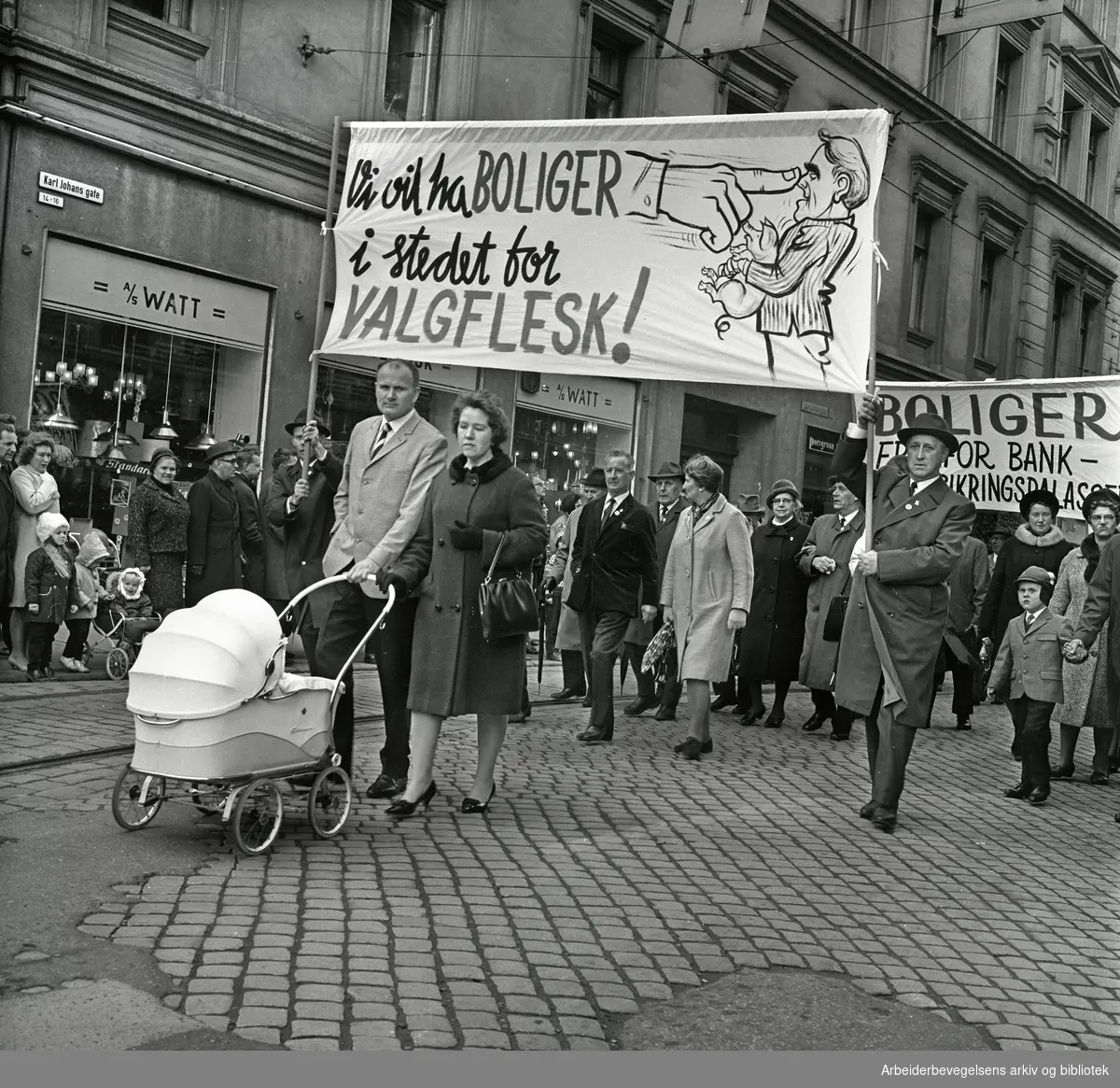 1. mai 1967 i Oslo.Demonstrasjonstoget i Karl Johans gate.Parole: Vi vil ha boliger i stedet for valgflesk!..