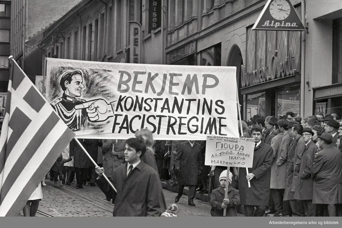 1. mai 1967 i Oslo.Demonstrasjonstoget i Karl Johans gate.Parole: Bekjemp Konstantins facistregime