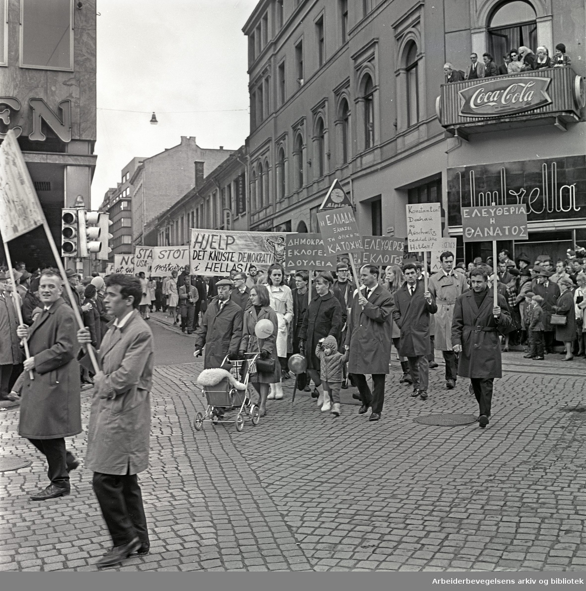 1. mai 1967 i Oslo.Demonstrasjonstoget i Karl Johans gate.Greske statsborgere deltok i toget .