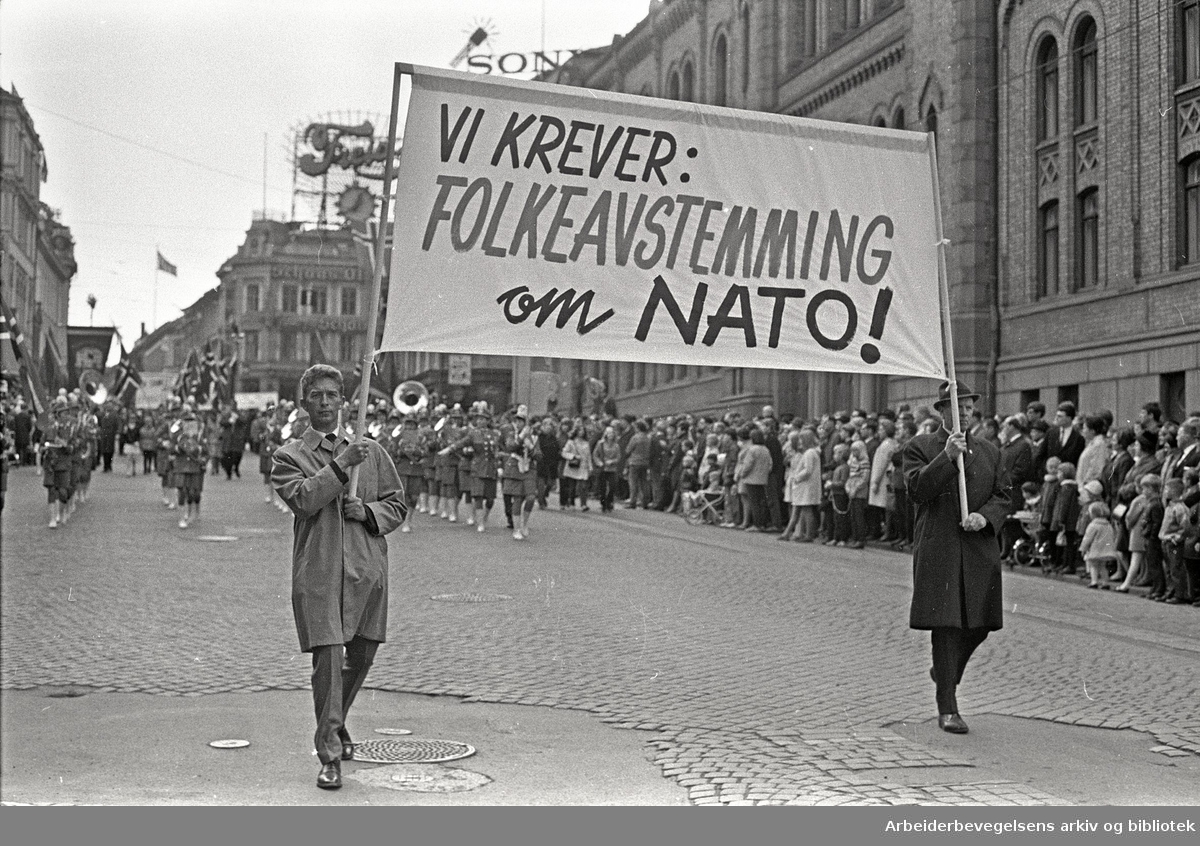 1. mai 1968 i Oslo.Demonstrasjonstoget i Karl Johans gate.Parole: Vi krever folkeavstemming om NATO!.