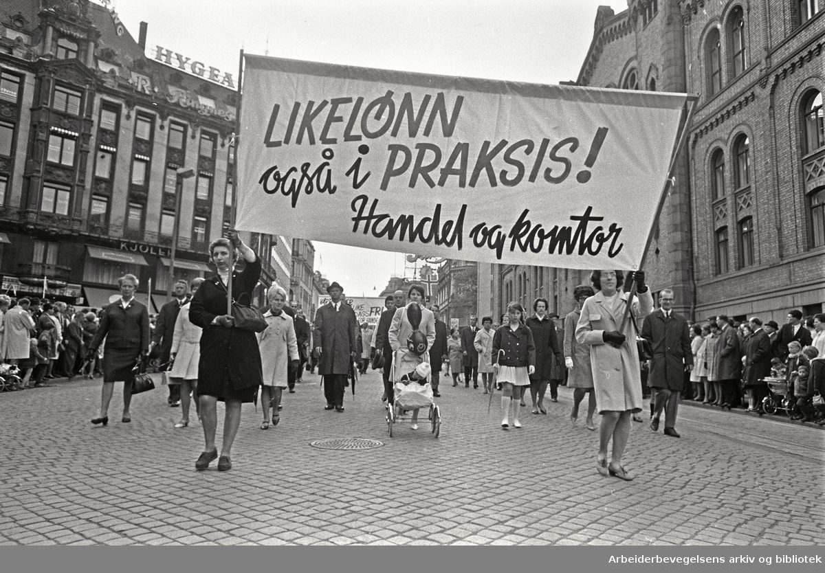 1. mai 1968 i Oslo.Demonstrasjonstoget i Karl Johans gate.Parole: Likelønn også i praksis!.Handel og Kontor.