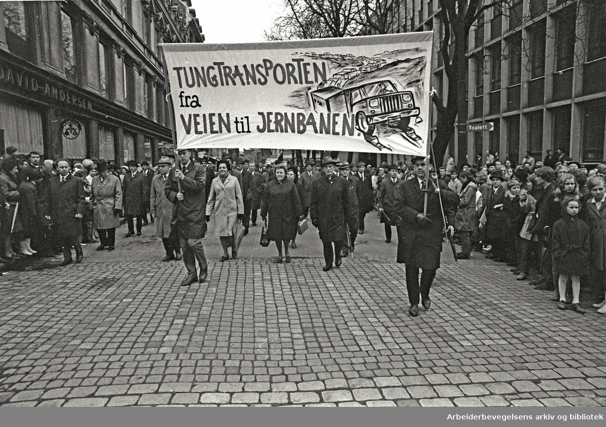 1. mai 1969 i Oslo.Demonstrasjonstoget i Karl Johans gate.Parole: Tungtransporten fra veien til jernbanen.