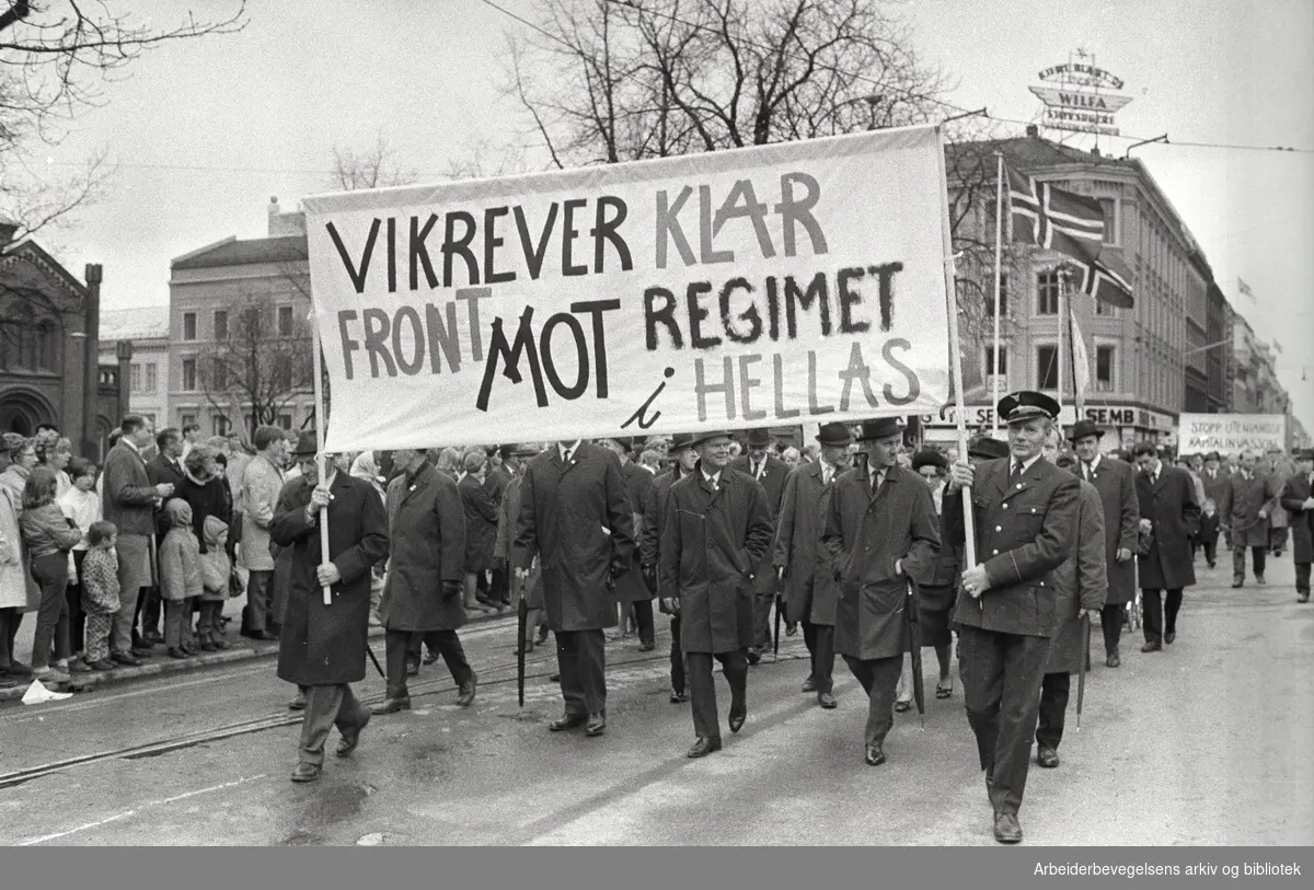 1. mai 1969 i Oslo.Demonstrasjonstoget.Parole: Vi krever klar front mot regimet i Hellas