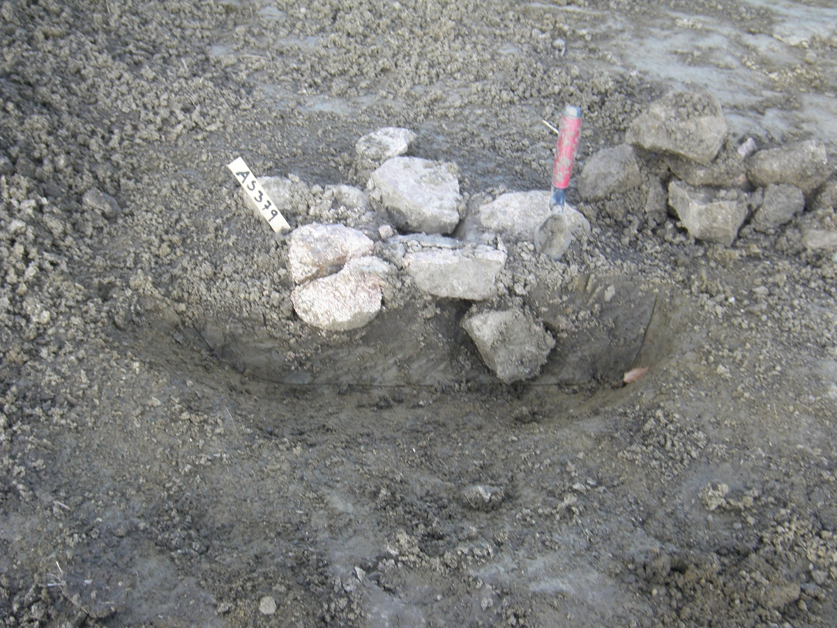 Arkeologisk förundersökning, stenskott stolphål, RAÄ 456, Nyvla, Bälinge socken, Uppland 2013