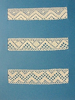 Blått kartongark med tre prover knypplad skånsk spets från östra Göinge härad. Vid varje prov står en stor bokstav.
A. 13x 2,7 cm
B. 13 x 2,6 cm
C. 13 x 3,2 cm