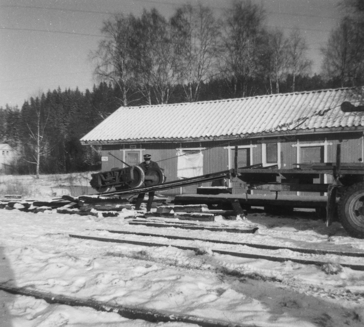 Personvogn CFo 5 hentes fra Skulerud til museumsbanen på Sørumsand. Her trilles en av boggiene opp på lastebil.
