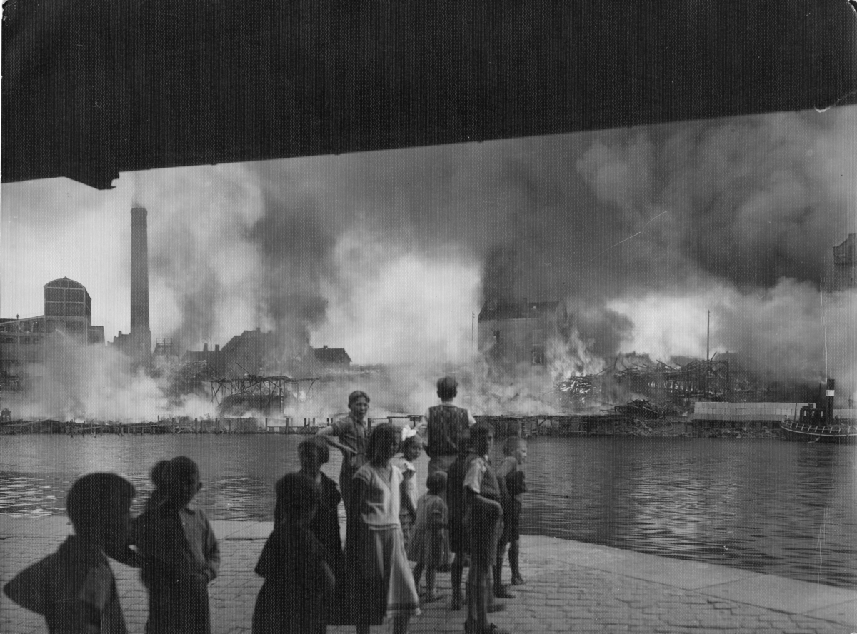 Brukene på Broene brenner, Skien, 1936.