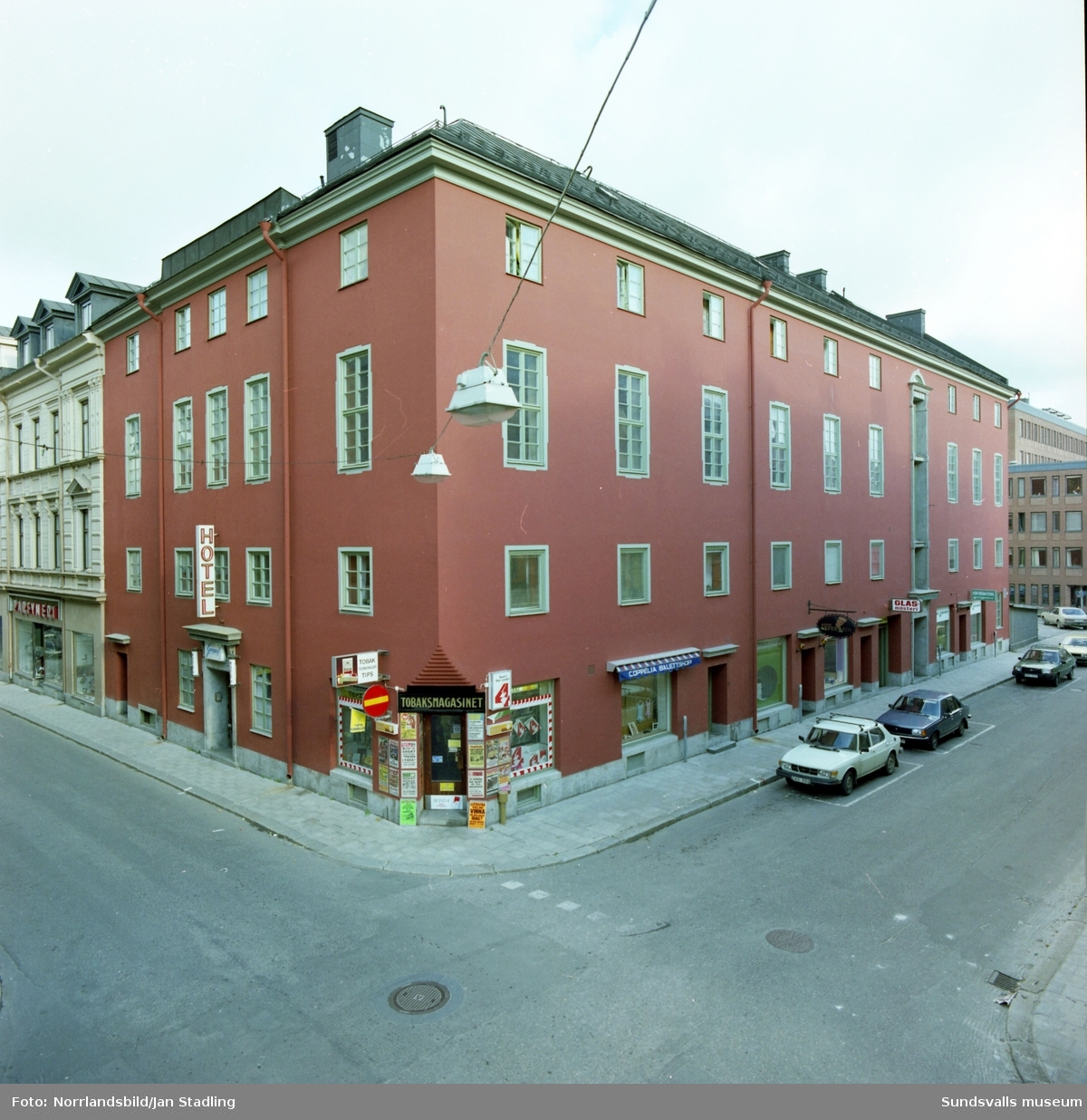 Exteriörbild av före detta Folkets hus-byggnaden vid Rådhusgatan-Nybrogatan. Hotel Grand, Tobaksmagasinet, Coppelia balettshop, Nefertiti, glasmästeri.