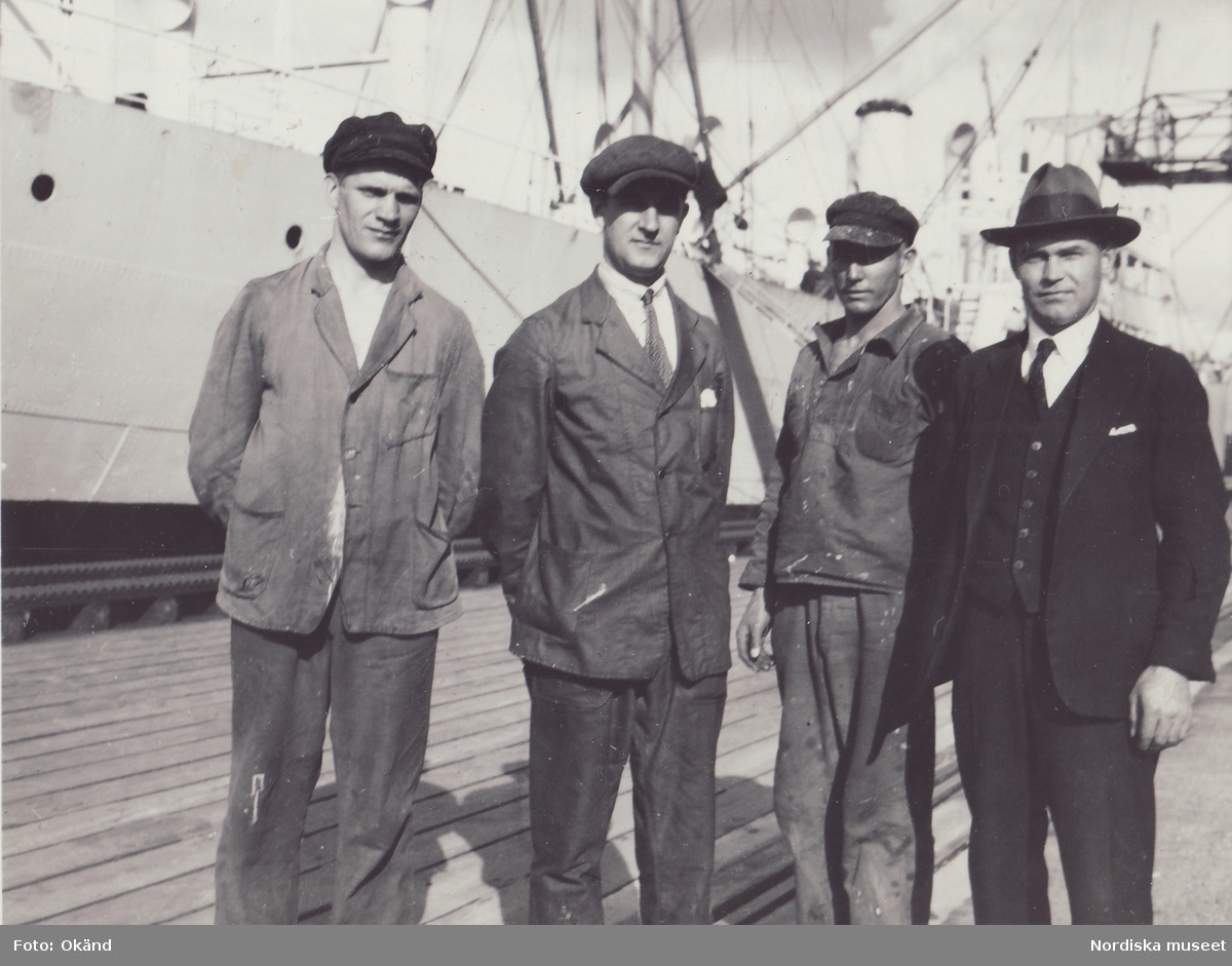 General Motors Nordiska Ab. 1928 Arbete,  fyra män på kajen vid Hammarbyleden.