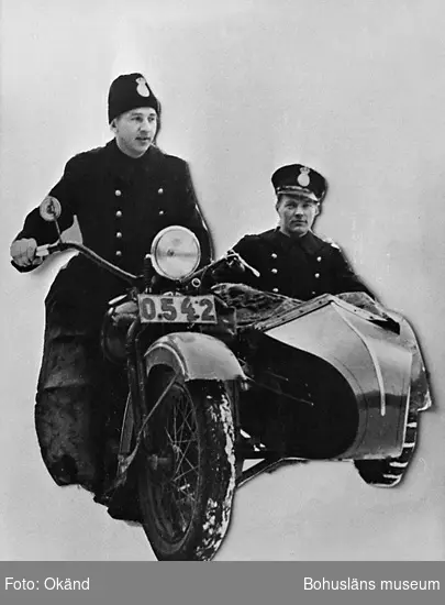 1928 inköpte polisen i Uddevalla sitt första motorfordon, en motorcykel med sidovagn, Harley Davidson, 1200 cc. Under ungefär 20 år framåt användes samma slag av fordon för patrullering på stadens gator.
På bilden syns som förare Eric Johansson och i sidovagnen syns Allan Swernling.