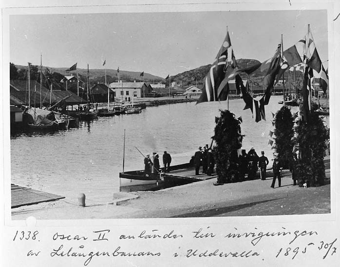 Medföljande text: "Oscar II anländer till invigningen av Lelångenbanan i Uddevalla år 1895 30/7. UM 185/67 U.M.F. 1338 Mapp 4".
