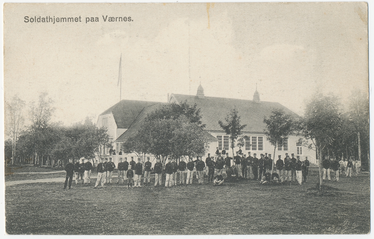 Gruppefotografi av mange soldater utenfor soldathjemmet på Værnes.