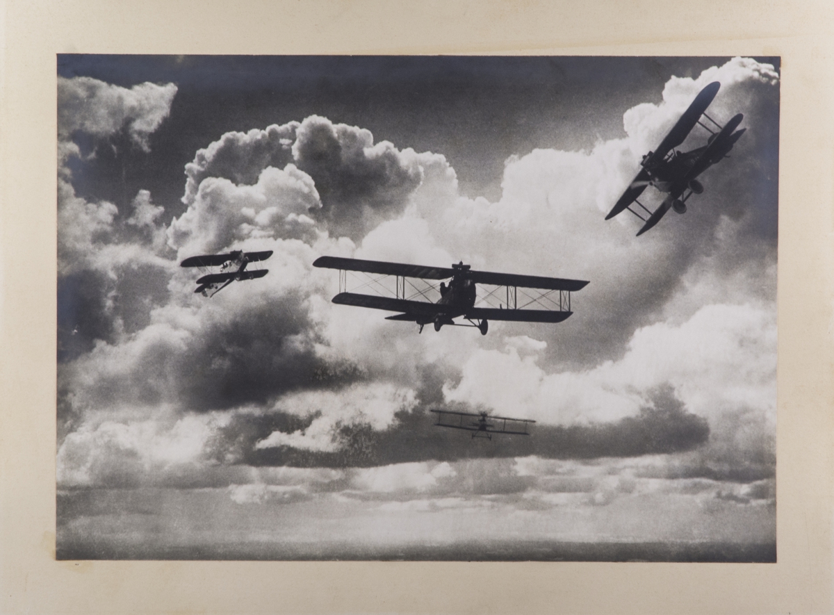 Luftstridsövning. Bildmontage av luftstridsövning. Två stycken flygplan Albatros och två flygplan Phönix D. III