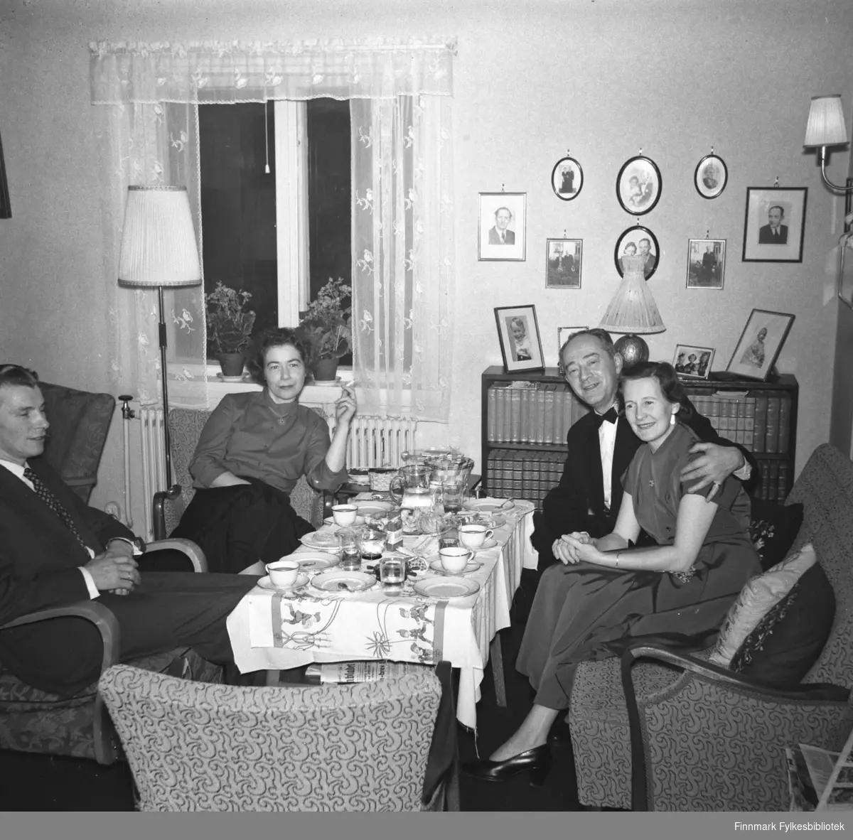 Godt selskap hos familien Sørensen. Fra venstre Eino og Jenny Drannem og Olav og Reidun Sørensen