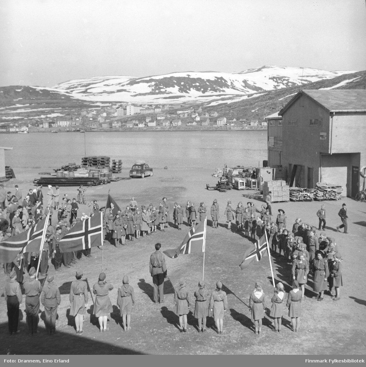 17. mai. Speidere samlet ved havna i Hammerfest