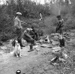 Uuno Lappalainen sammen med tre gutter og en mann (Illippi G