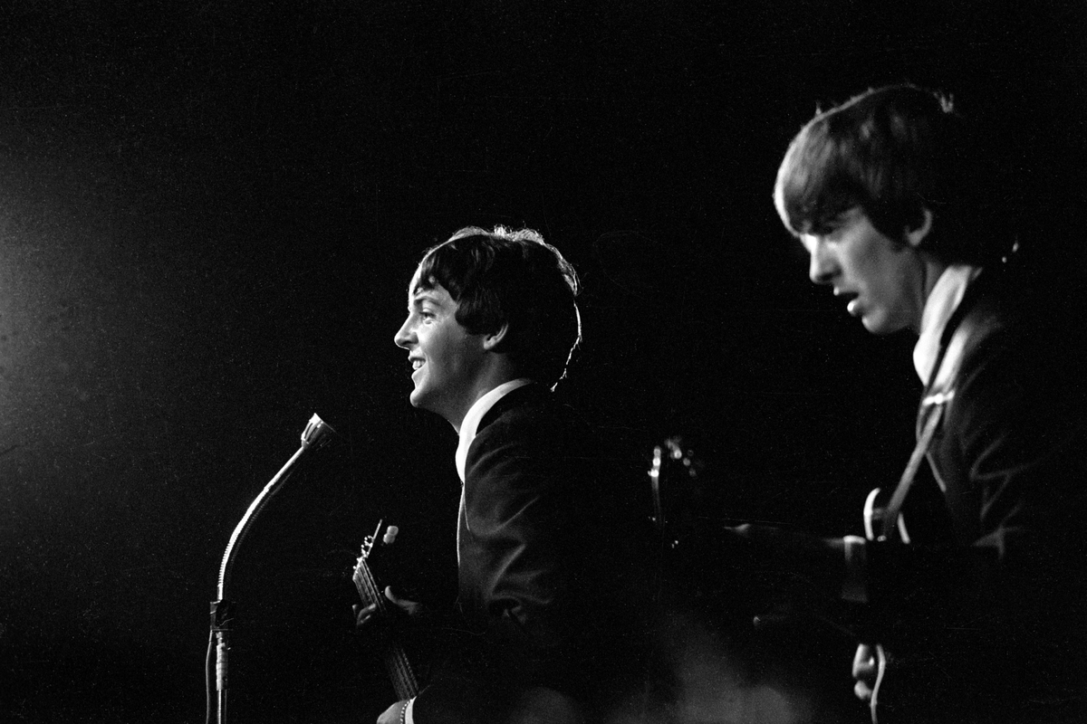 Konsert med det engelske bandet The Beatles i K.B. Hallen i København. På scenen George Harrison til høyre og Paul McCartney.