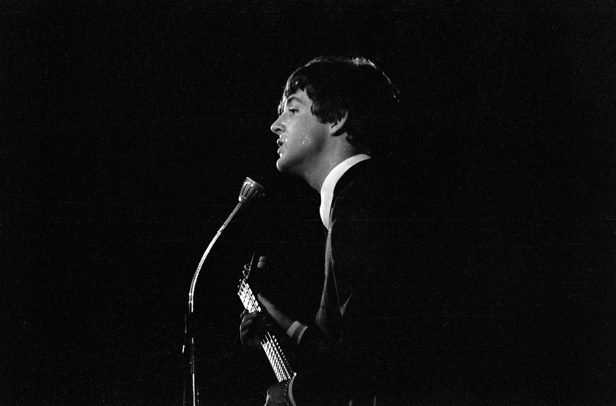 Konsert med det engelske bandet The Beatles i K.B. Hallen i København. På scenen Paul McCartney.
