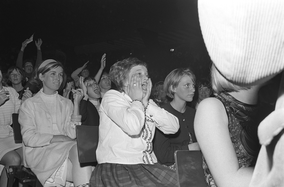 Konsert med det engelske bandet The Beatles i K.B. Hallen i København. Publikum lar seg rive med av musikken.