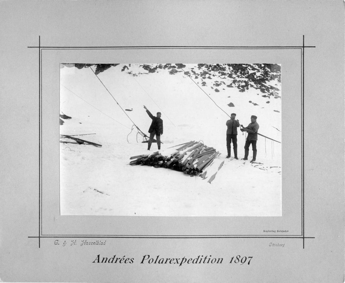 S A Andrée inspekterar ballonghusets skador från 1896.