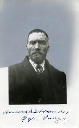 Portrett av en eldre mann iført skjorte og tørkle samt en fr