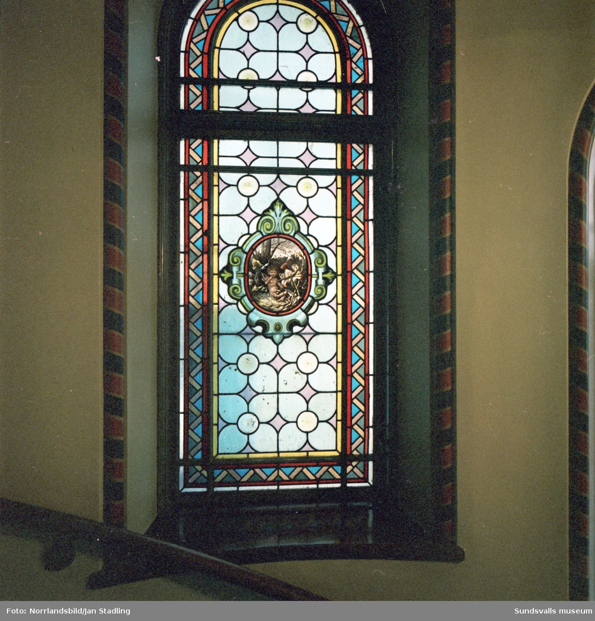 En stor grupp bilder på de vackra dekormålade fönstren i trapphuset på Storgatan 12, Flottningsföreningens hus, samt exteriörbilder av byggnaden.