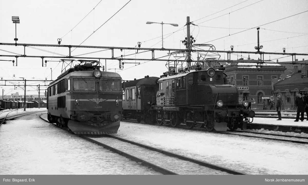 Elektrisk lokomotiv El 1 nr. 2011 med NJKs utfluktstog på Hamar stasjon, før lokomotiv El 14 nr. 220