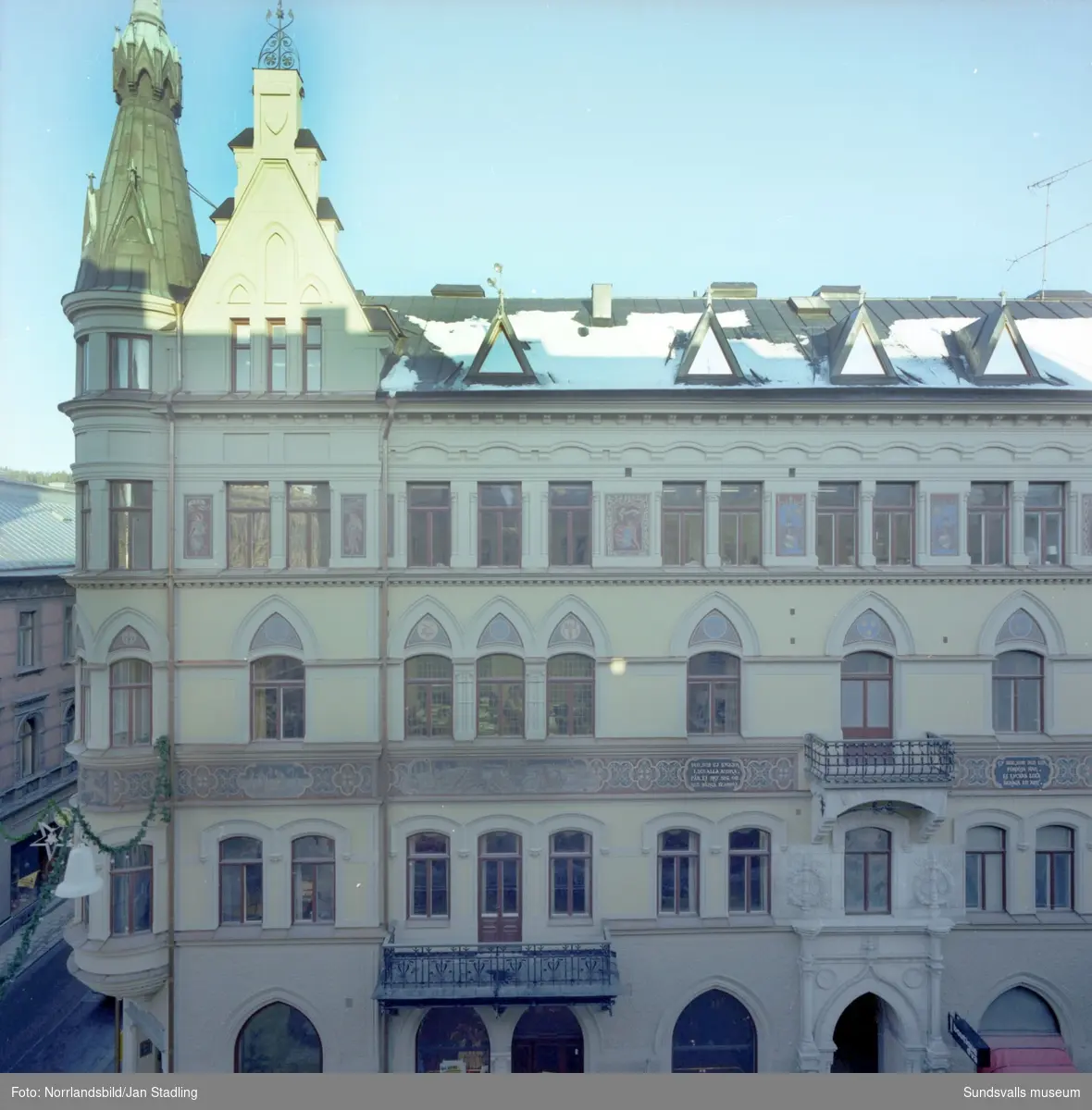Exteriörbilder av fasad- och byggnadsdetaljer på fastigheten vid Storgatan 12-Nybrogatan (Flottningsföreningens hus).