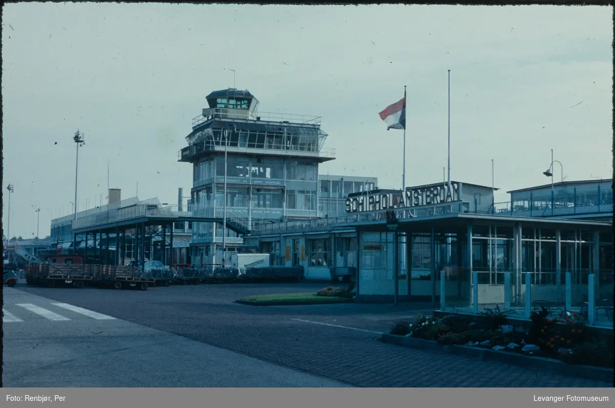 Fra flyplassen i Schipol Magnhild og Per Renbjør til verdensutstillingen i  Brussel 1958.